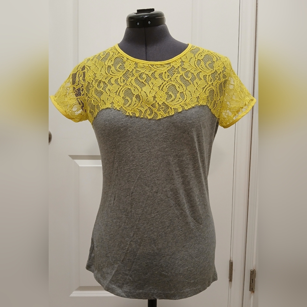 Princess Vera Wang Grey & Yellow Short Sleeve Lace Top